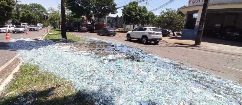 Carga de vidro cai de caminhão e interdita avenida de Maringá