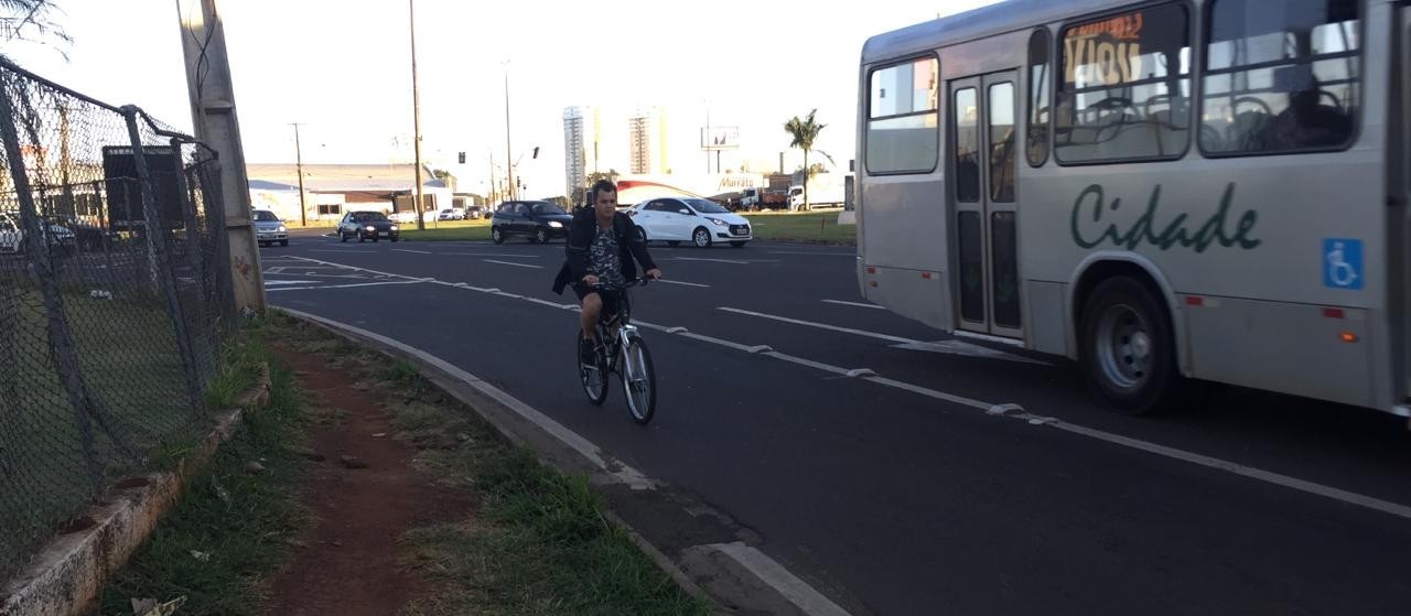 Ciclistas se arriscam no trajeto para Maringá