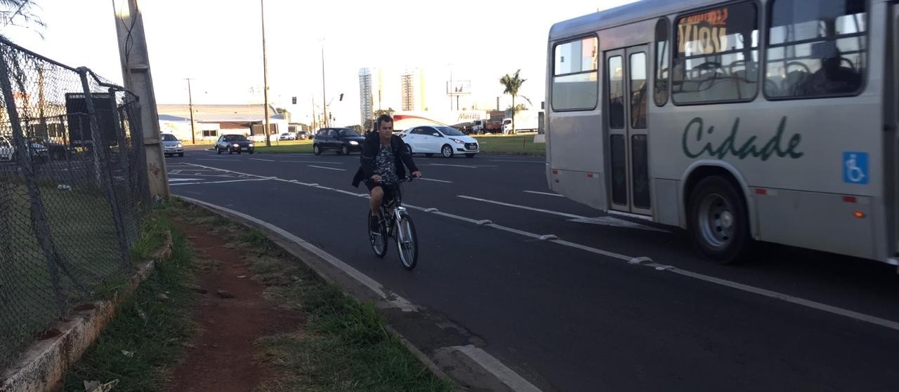 Ciclistas se arriscam no trajeto para Maringá