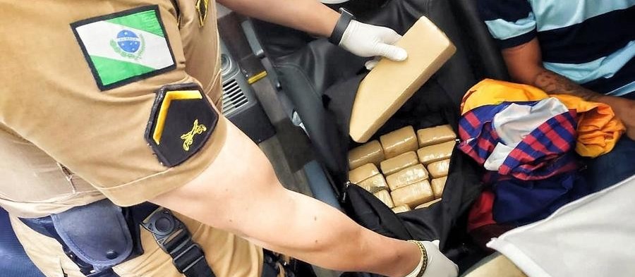 PRE apreende 11,5 kg de maconha em ônibus na PR-323