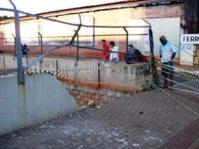 Carro bate contra muro de proteção e despenca do viaduto da Avenida Horácio Racanello em Maringá