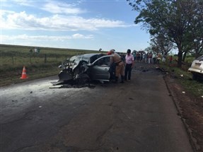 Uma pessoa morre e outras três ficam feridas em acidente entre carro e caminhonete na PR-317