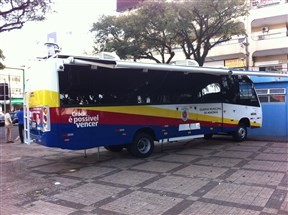 Ônibus do programa ‘Crack é possível vencer’ afasta usuários, mas atrai mães