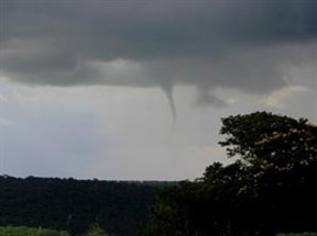 Princípio de tornado é flagrado em Maringá