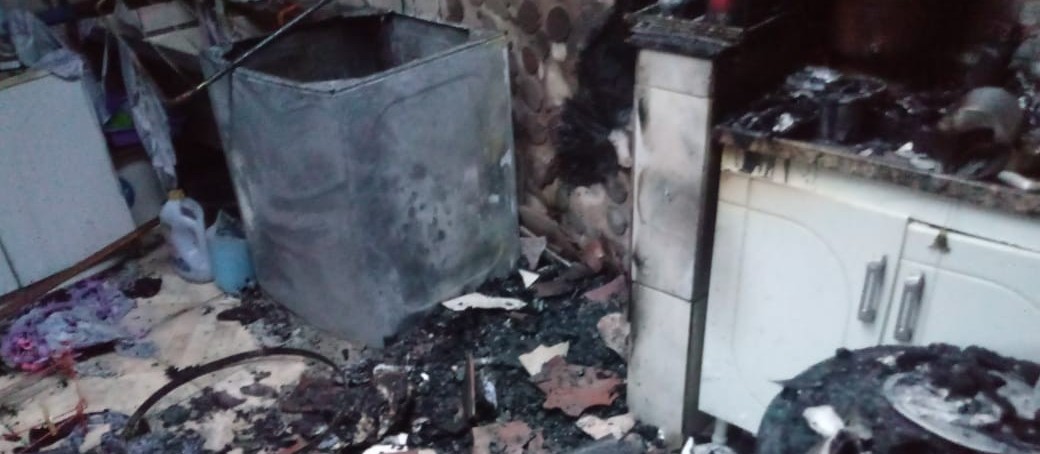 Máquina de lavar roupas causou incêndio que destruiu parte de casa em Maringá, dizem bombeiros