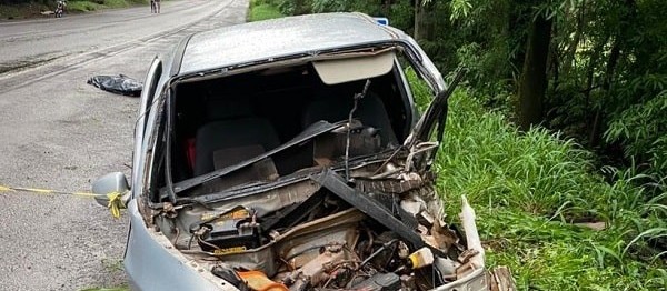 Acidente entre carreta e dois veículos deixa dois mortos na PR-323
