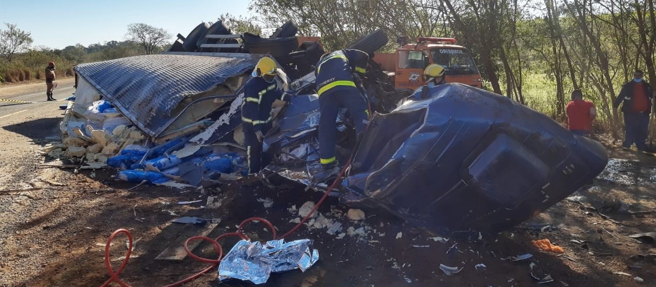 Acidente entre caminhões na PR-317 mata motorista de 46 anos