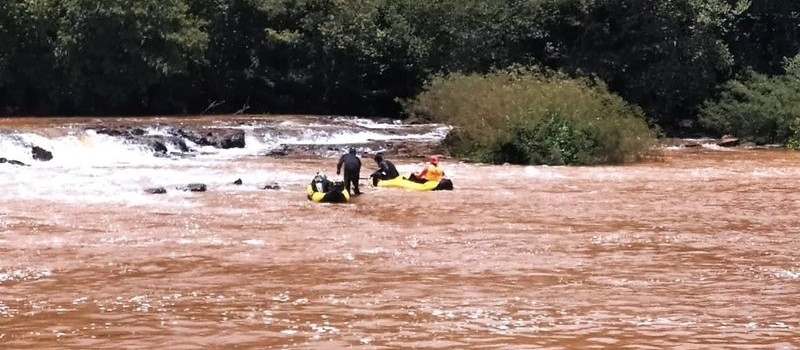 Mesmo com chuva, buscas por jovem desaparecida no Rio Pirapó continuam