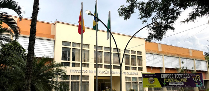 Alunos protestam em frente ao Instituto de Educação