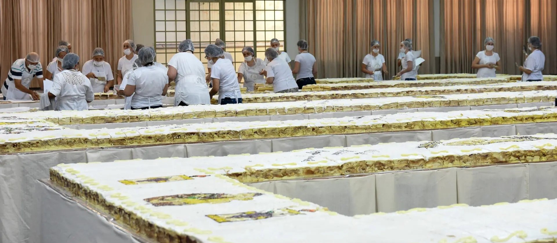 Com 110 metros, bolo de Santo Antônio feito em Maringá terá mais de 5 mil medalhas