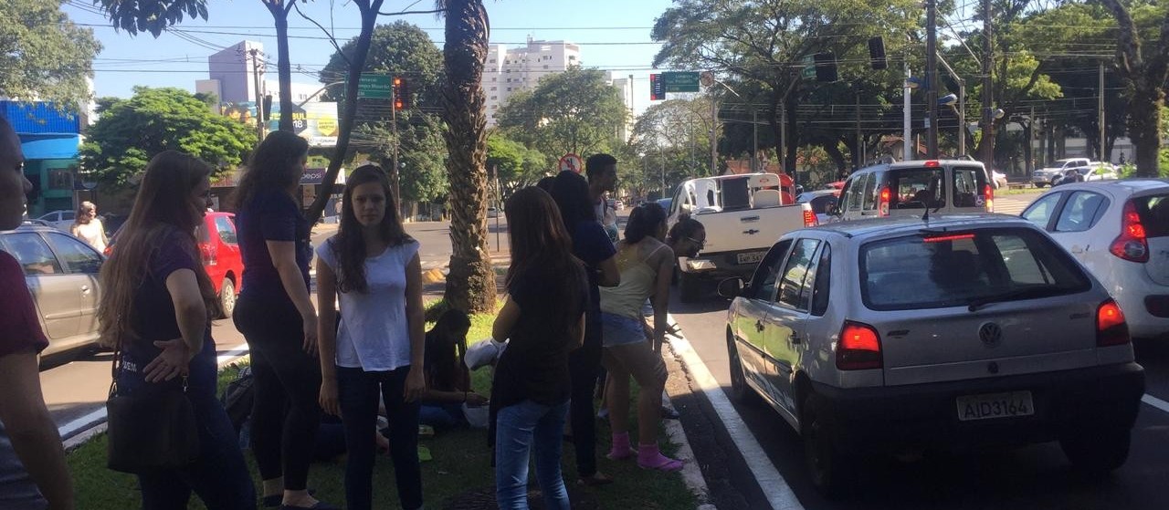 Calouros pedem dinheiro em sinaleiro