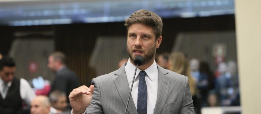 Contra Bolsonaro voto até no “Tiririca”, diz deputado Requião