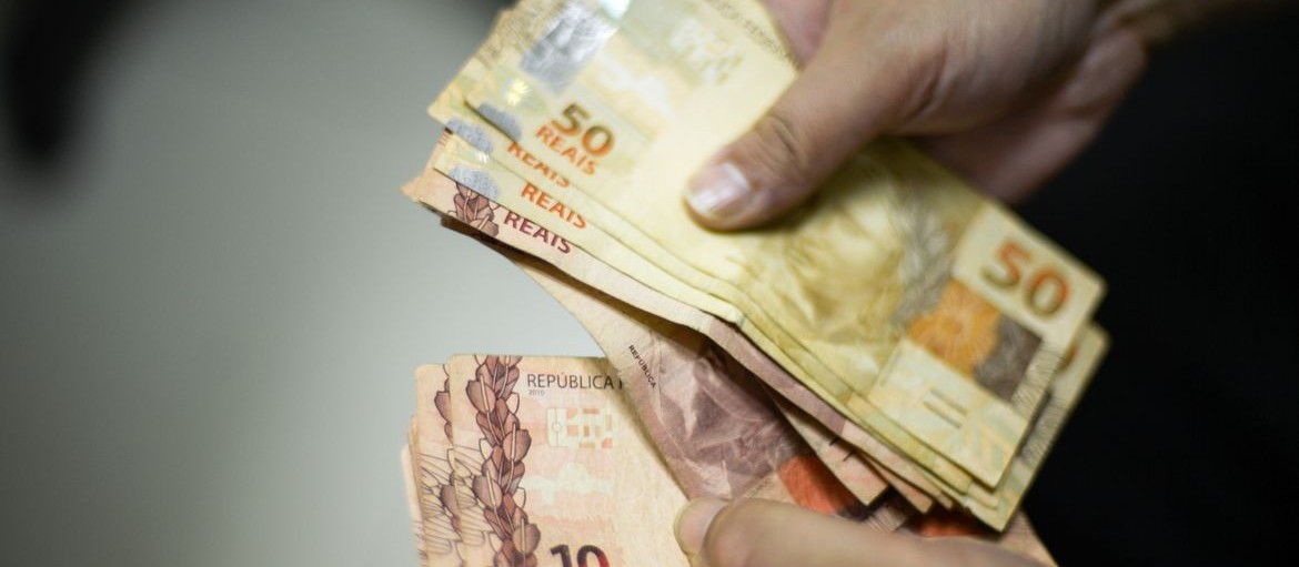 13º salário começa a ser pago e deve injetar R$ 14, 2 bi na economia do Paraná