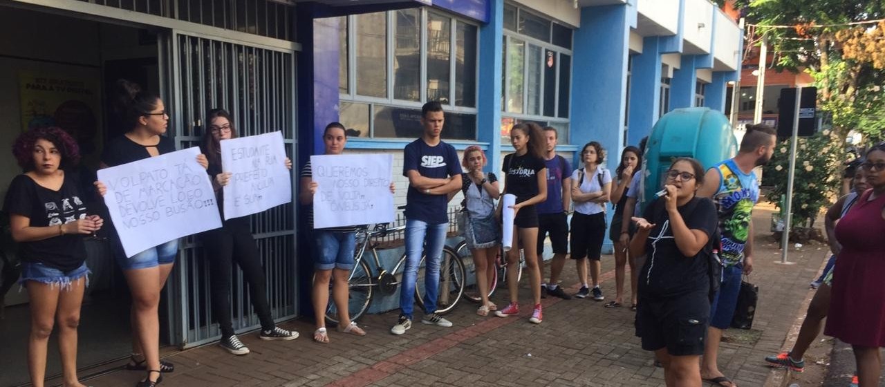 Estudantes de Sarandi fazem novo protesto em frente a prefeitura