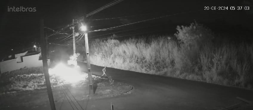 Polícia investiga incêndio criminoso; vídeo mostra ação