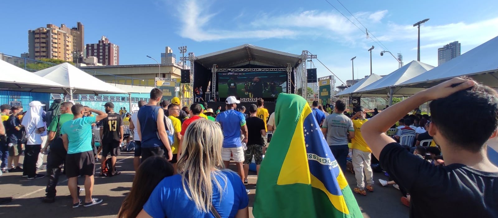 Sob forte calor, Vila Olímpica ficou lotada para jogo do Brasil