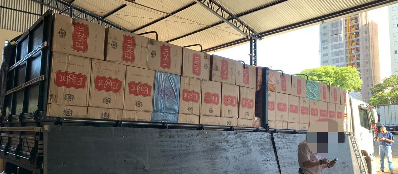 Motorista de caminhão é preso com 249,5 mil maços de cigarros contrabandeados