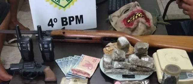 PM apreende drogas, simulacros de arma de fogo e máscara de monstro