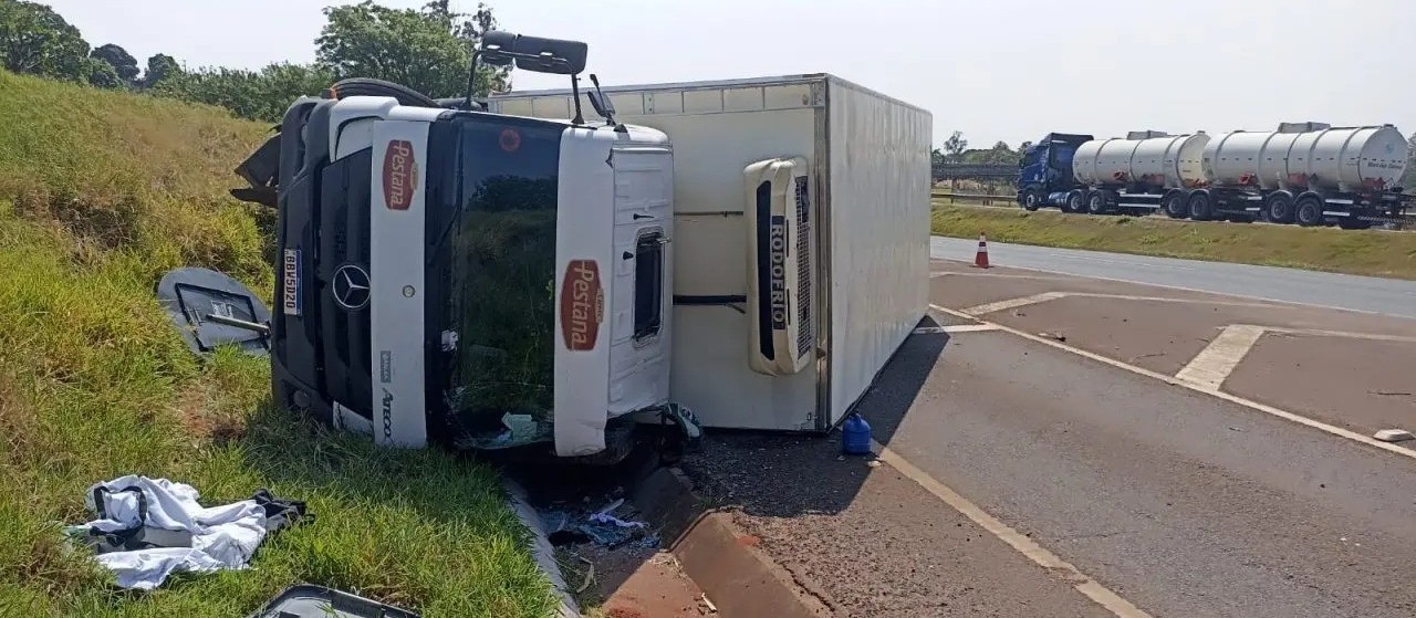 Caminhão com 16 toneladas de carne tomba na região