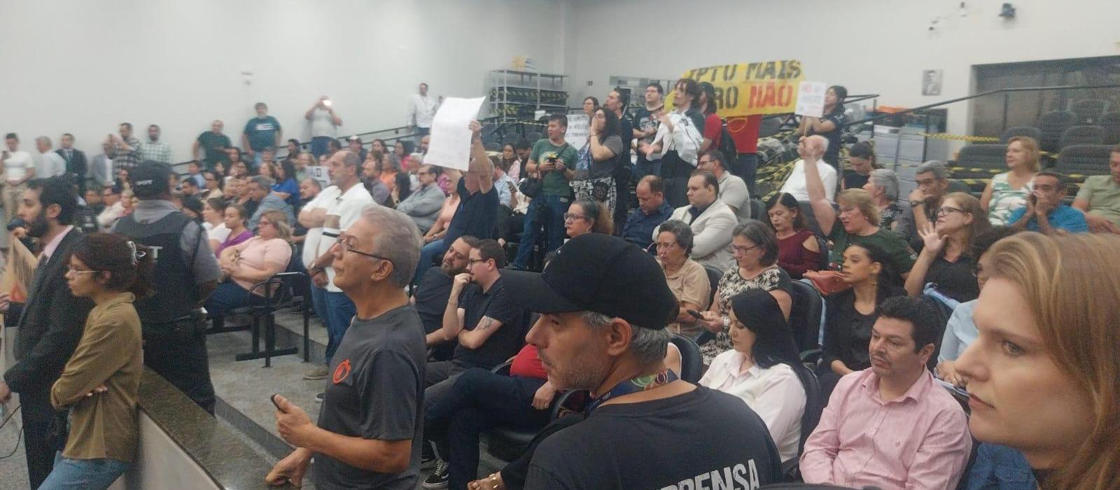 Projeto do IPTU é aprovado em segunda discussão, sob pressão popular