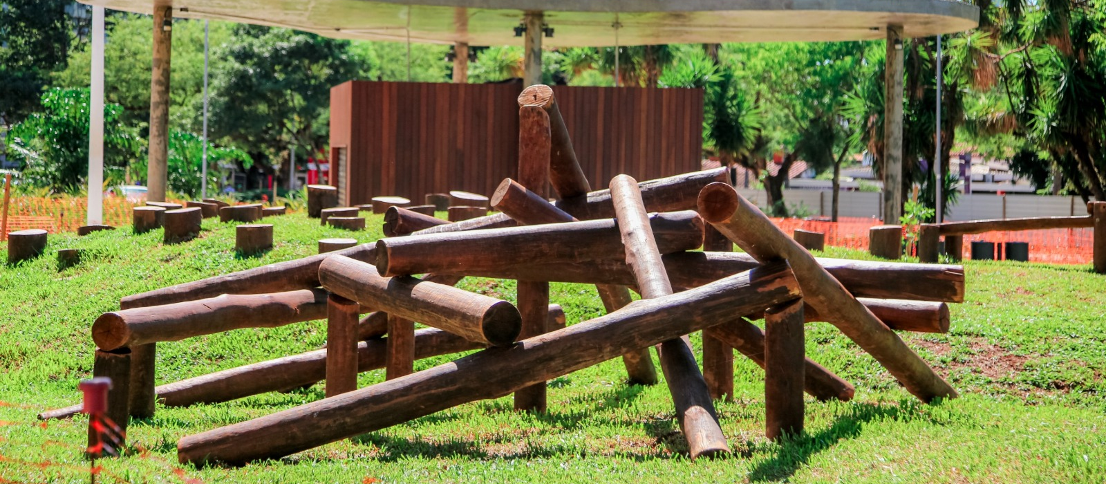Parquinho e parte do gramado da Praça da Catedral já estão abertos ao público
