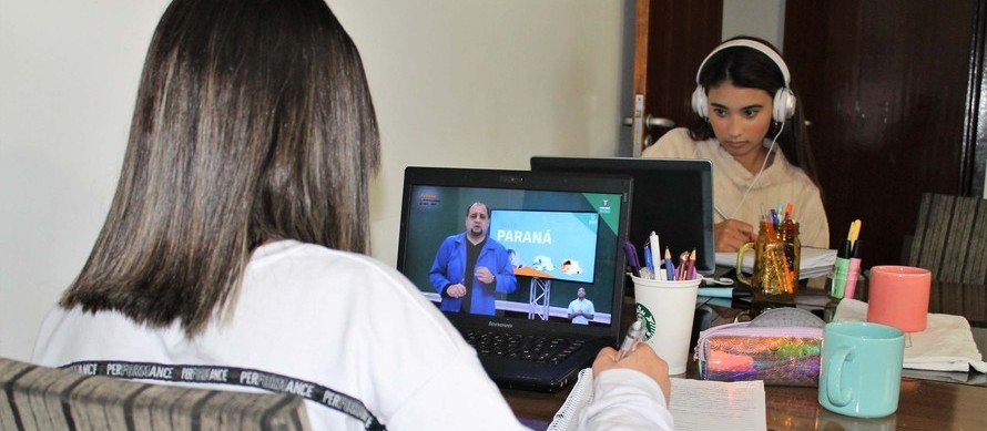 Pais questionam a obrigatoriedade de câmeras ligadas durante o Aula Paraná