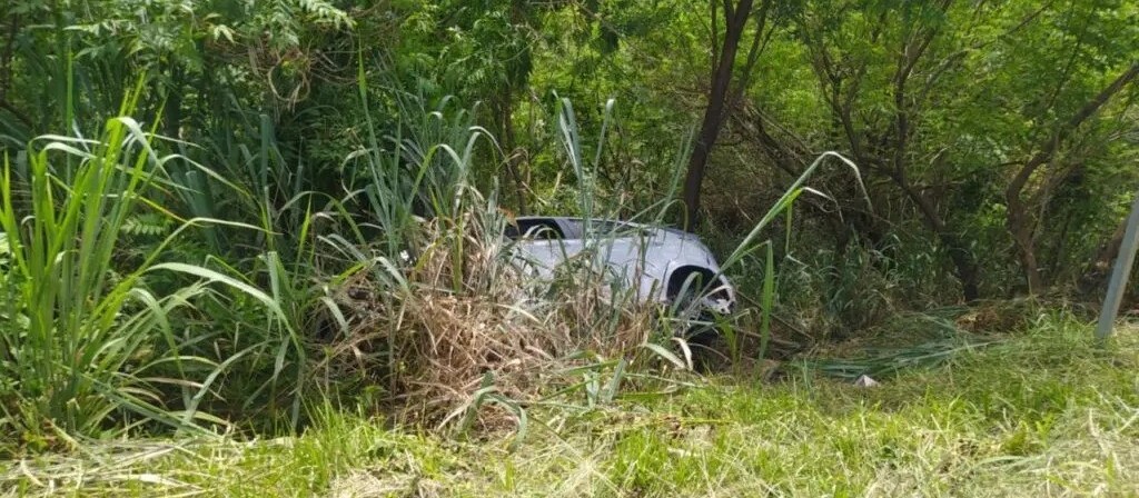 Pneu estoura, motorista perde controle da direção e veículo capota na BR-376