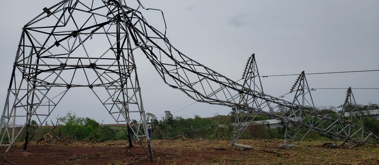 Nove torres da linha de alta tensão da Copel são derrubadas pelo vento