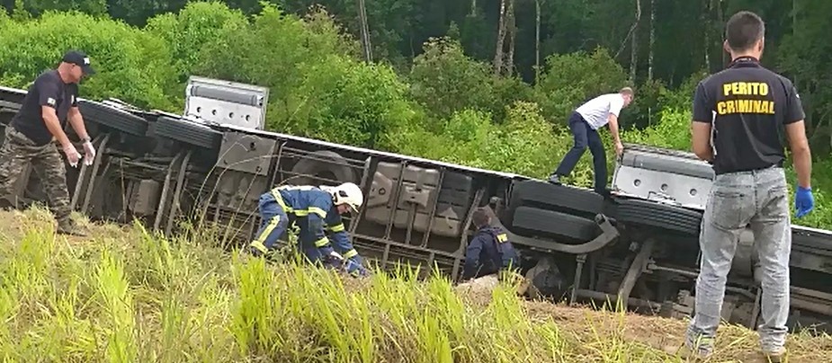 Sete pessoas morreram após um ônibus de viagem tombar na BR-277