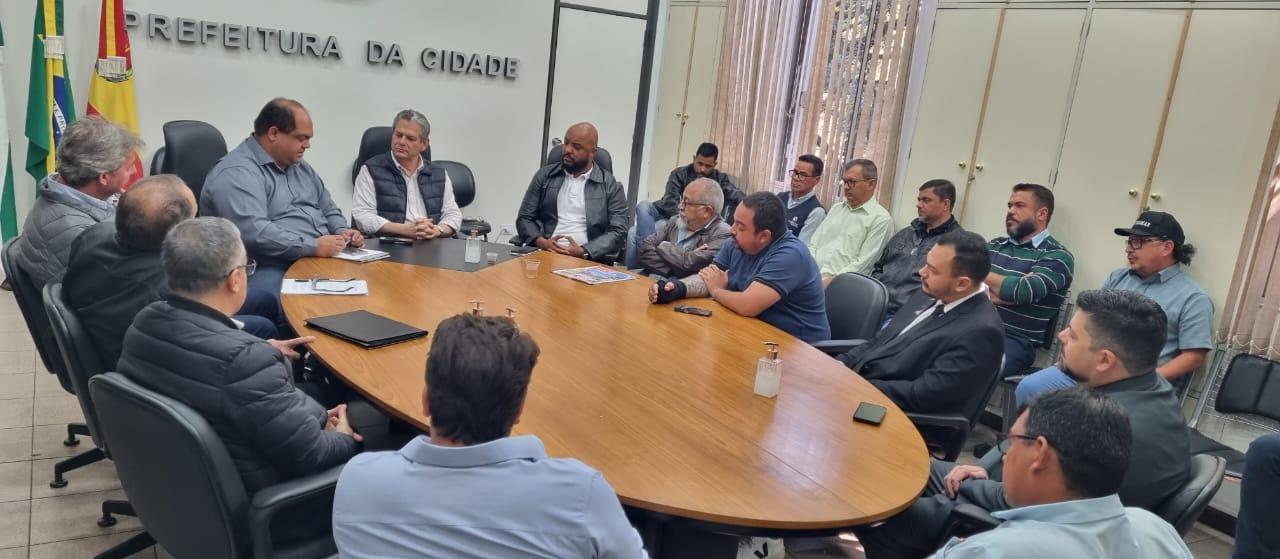 Motoristas de ônibus realizam assembleia para votar nova proposta