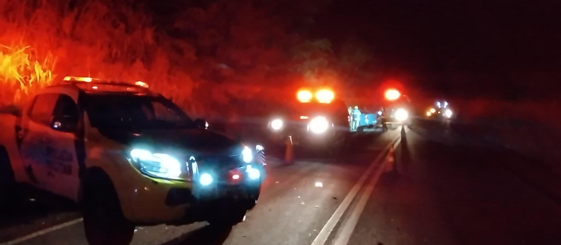 Carros batem de frente e motorista morre na PR-559