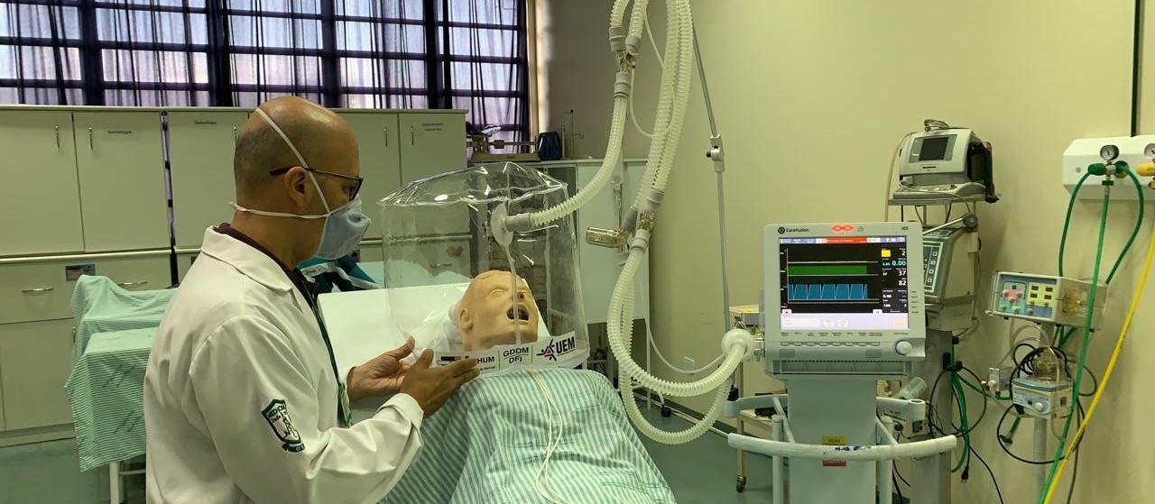 Capacete de oxigênio desenvolvido pela UEM está auxiliando pacientes em várias cidades do estado