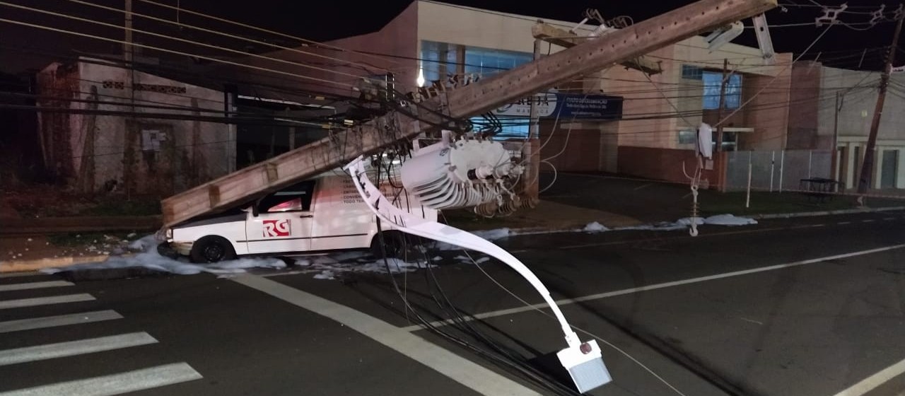 Carro bate e derruba poste na Avenida Carlos Borges