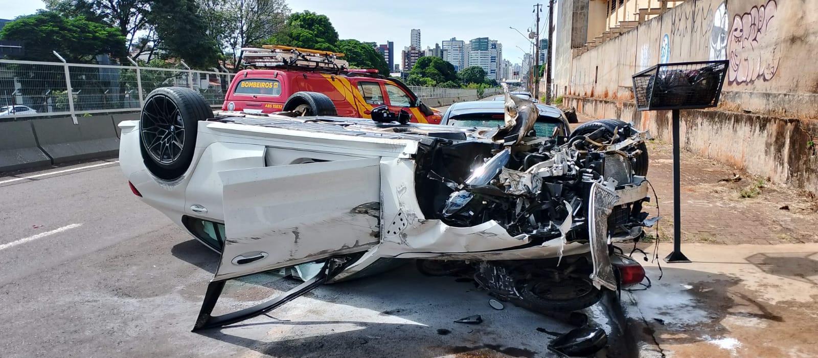 BMW capota na Avenida Guaíra em Maringá