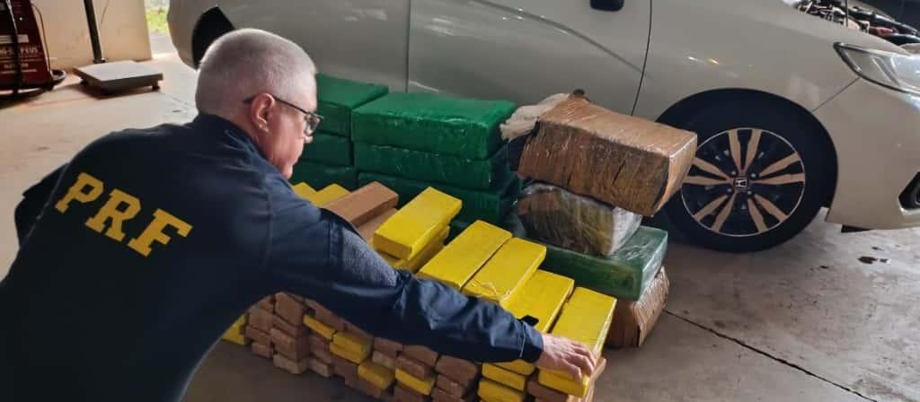 PRF apreende 370 kg de maconha em carro após fuga do condutor
