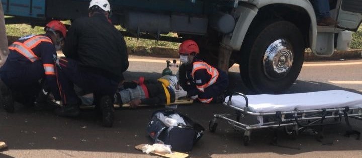 Passageiro cai de caminhão em movimento e fica preso embaixo do veículo