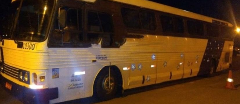 Assaltantes interceptam ônibus de turismo na região de Maringá e roubam passageiros