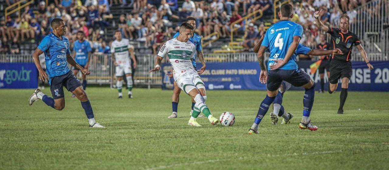 Azuriz vence o Coritiba e ajuda Maringá FC se manter na liderança