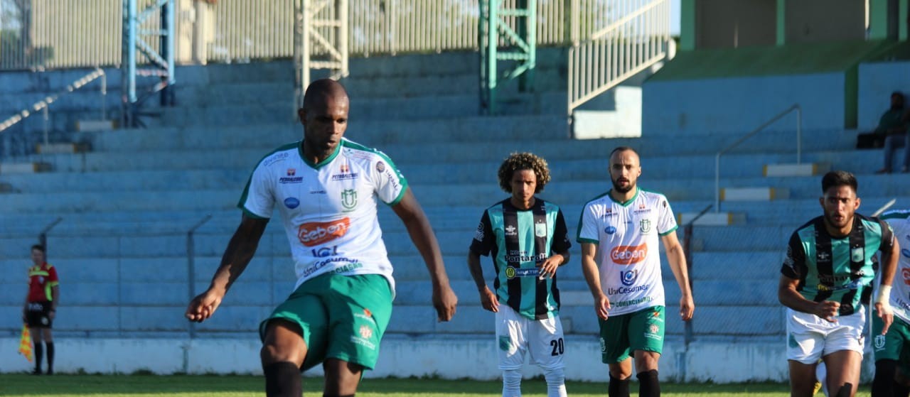 Com gol de pênalti, Maringá FC vence e segue na liderança