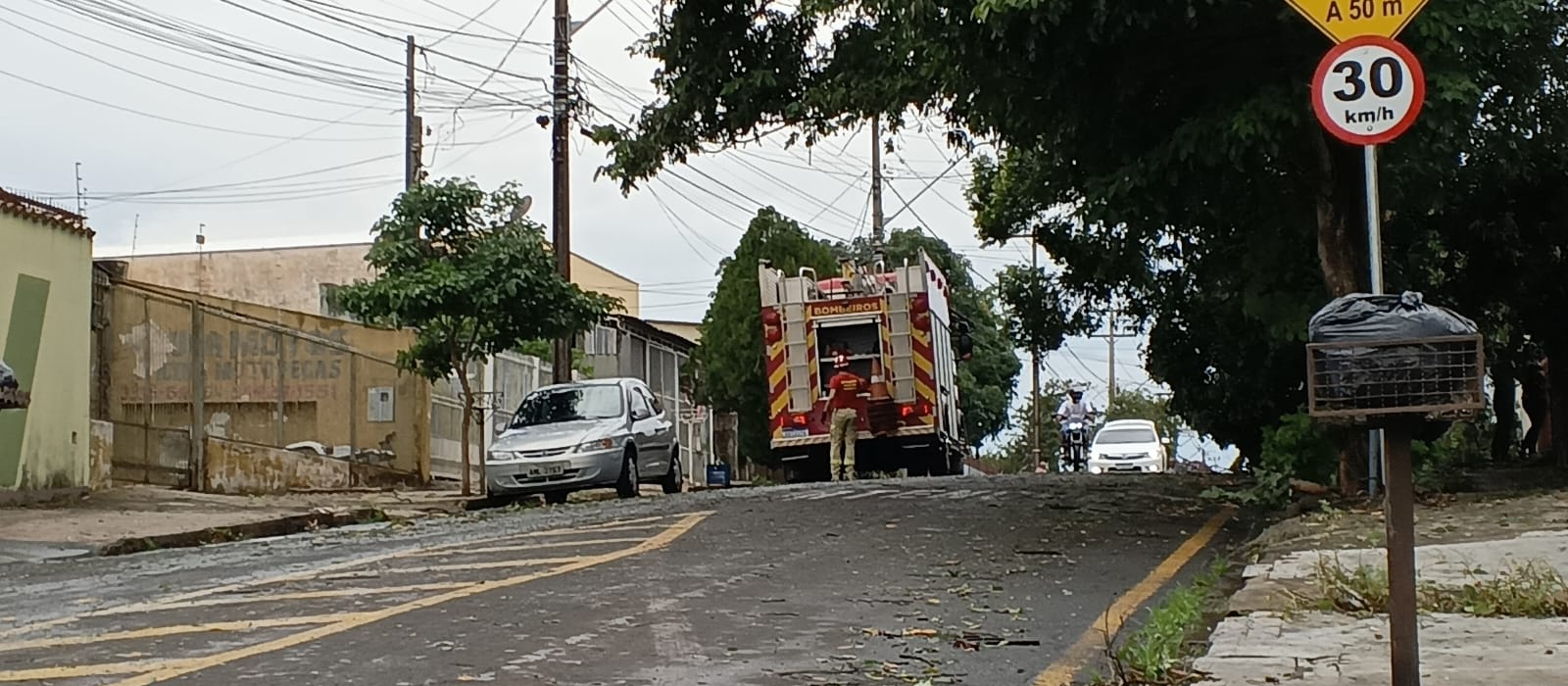 Primeira tempestade de 2026 deixa rastro de estragos em Londrina