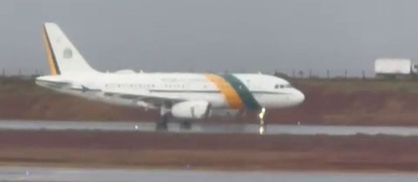 Avião de Jair Bolsonaro pousa em Maringá