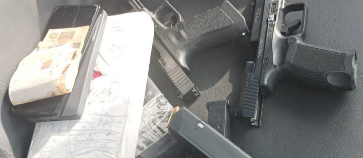 Dois homens são presos com armas de uso restrito e drogas