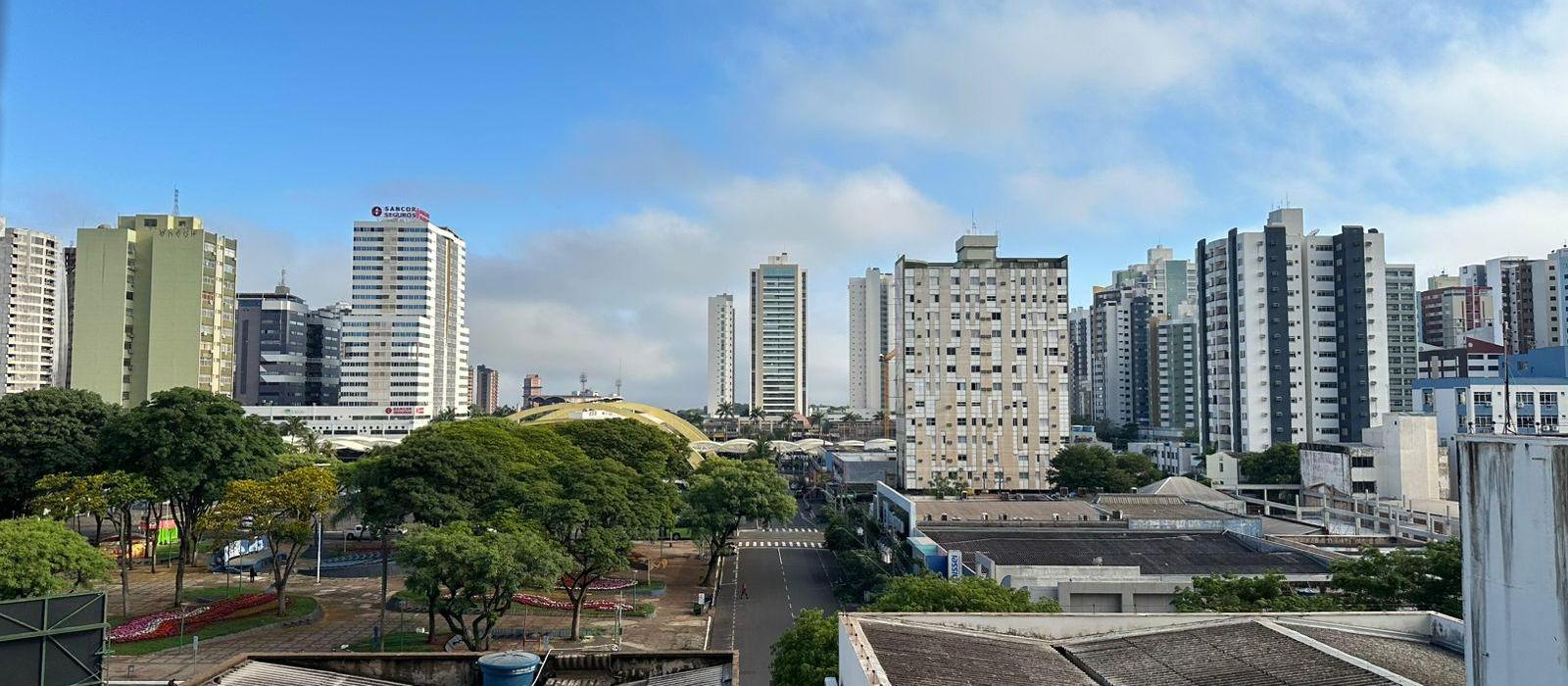 Quinta-feira (30) terá variação de nuvens e chance de chuva em Maringá