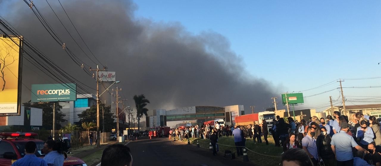 Incêndio atinge shopping atacadista em Maringá