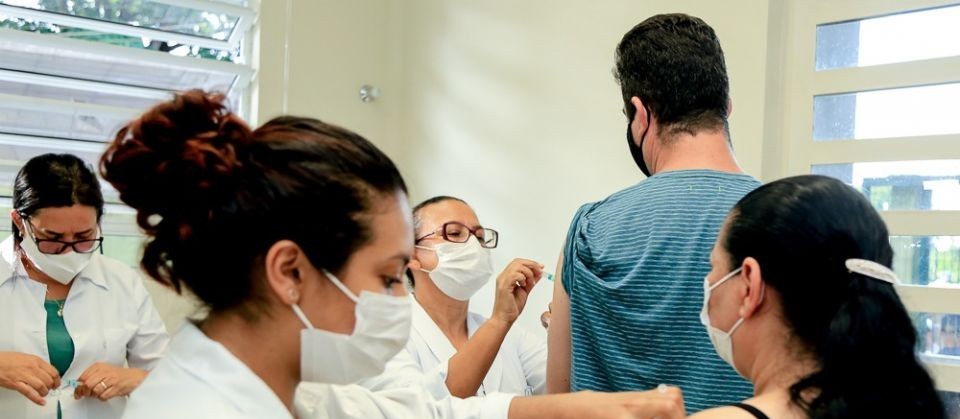 Maringá inicia vacinação da 4ª dose contra Covid-19 para pessoas 50+
