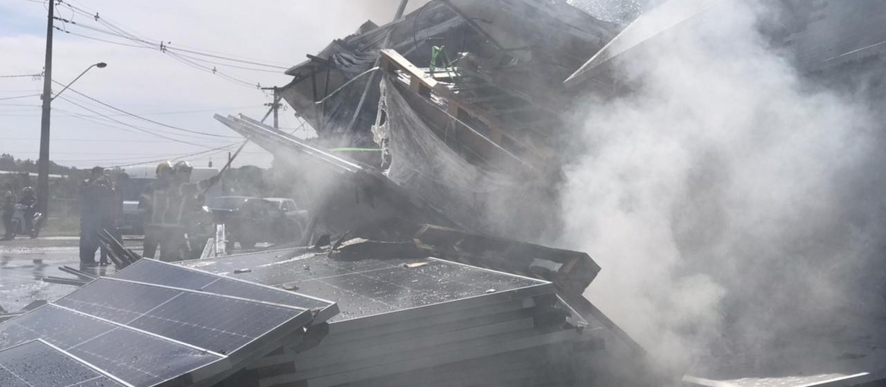 Carreta carregada com placas solares pega fogo em Maringá