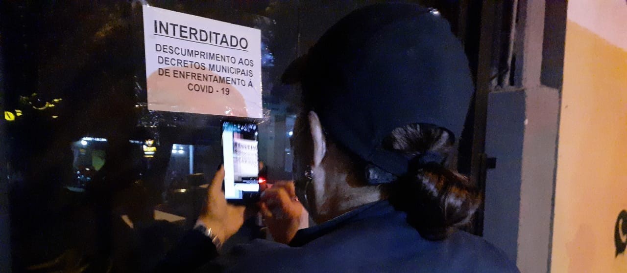 GGI aciona reforço durante fiscalização em bar que descumpria decreto