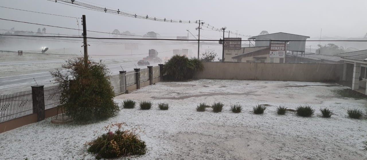 Chuva de granizo atinge Curitiba e região metropolitana nesta segunda-feira (16)