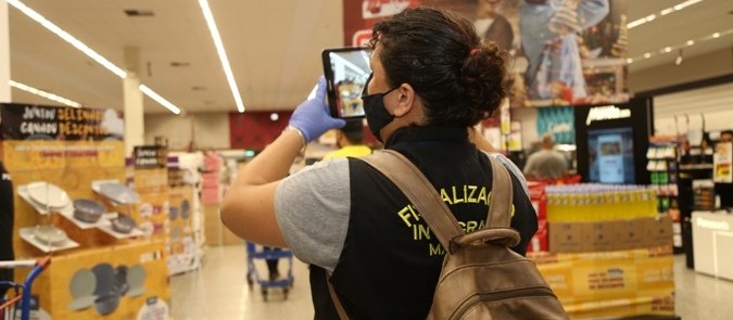 Fiscais da Prefeitura de Maringá vistoriam supermercados, shoppings, bares e restaurantes