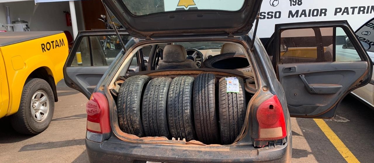 Carro lotado de pneus contrabandeados é apreendido